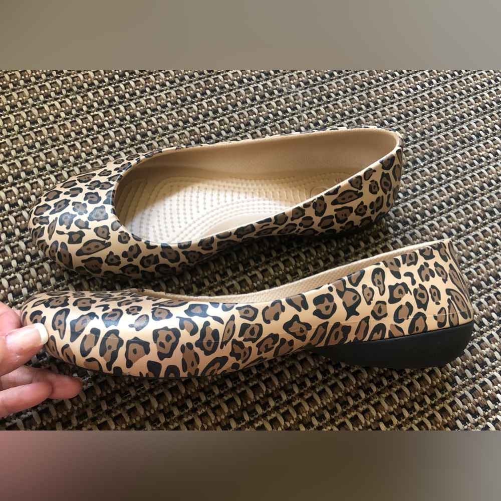 CROCS Leopard/Animal Print Slip-on Ballet Flats Closed Heel Water Friendly - Picture 5 of 10